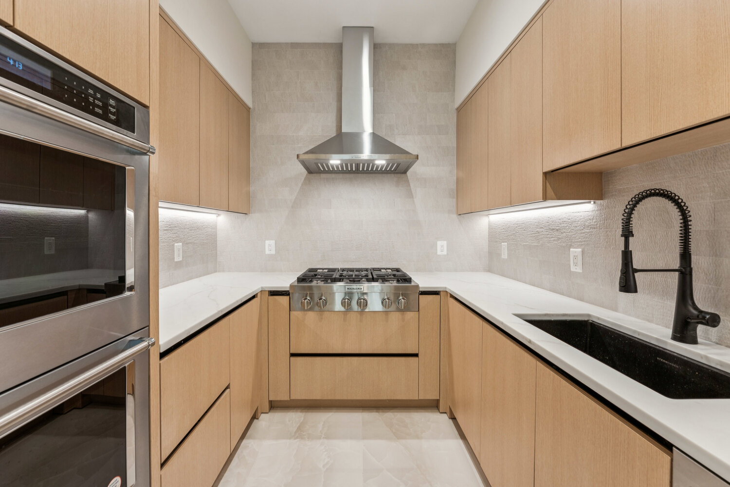 Luxury kitchen design with tile backsplash and under-cabinet lighting by DesignLab in Great Falls